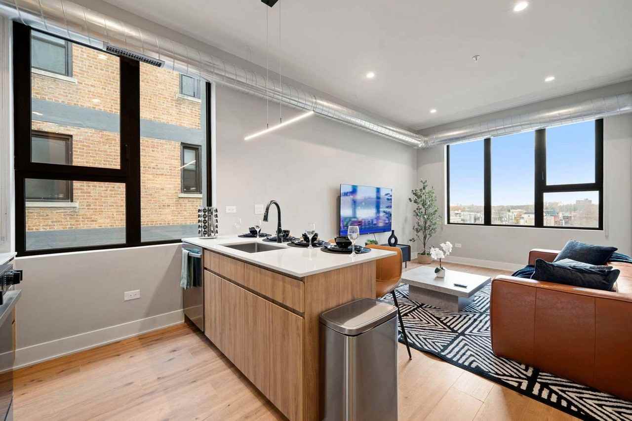 6044 N Winthrop Ave #1363915P - Photo 2 of 45