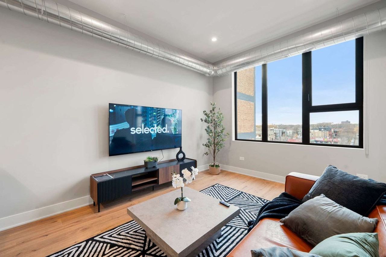 6044 N Winthrop Ave #1363915P - Photo 4 of 45