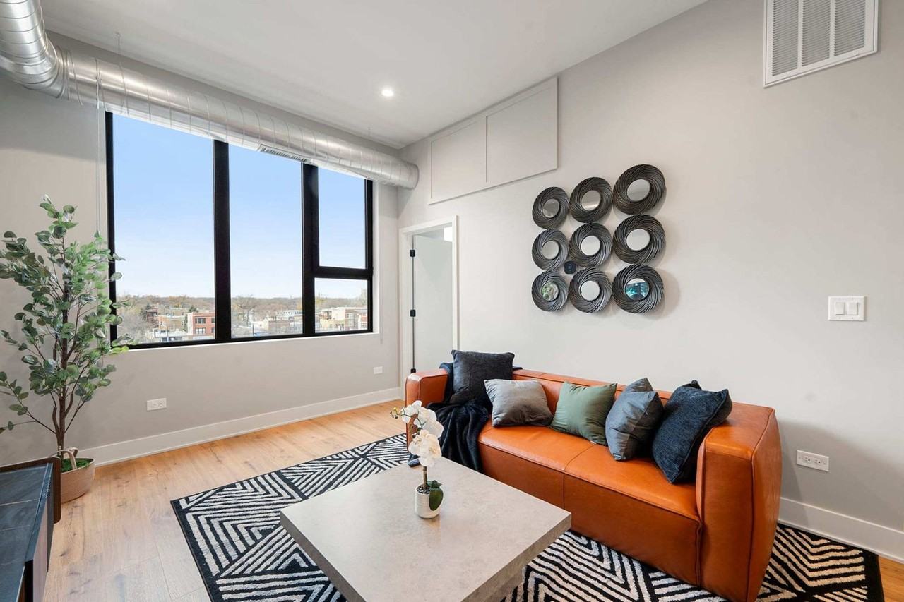 6044 N Winthrop Ave #1363915P - Photo 5 of 45