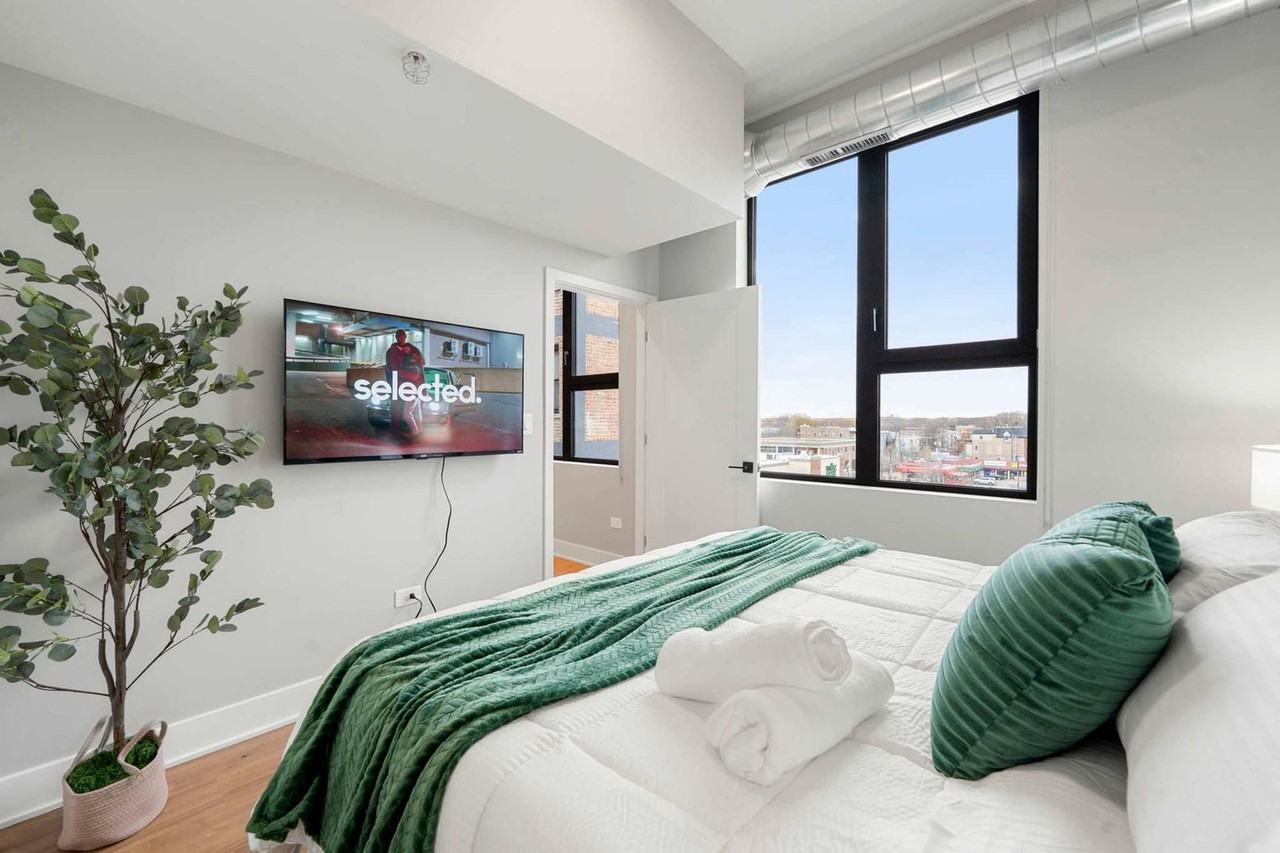 6044 N Winthrop Ave #1363915P - Photo 7 of 45