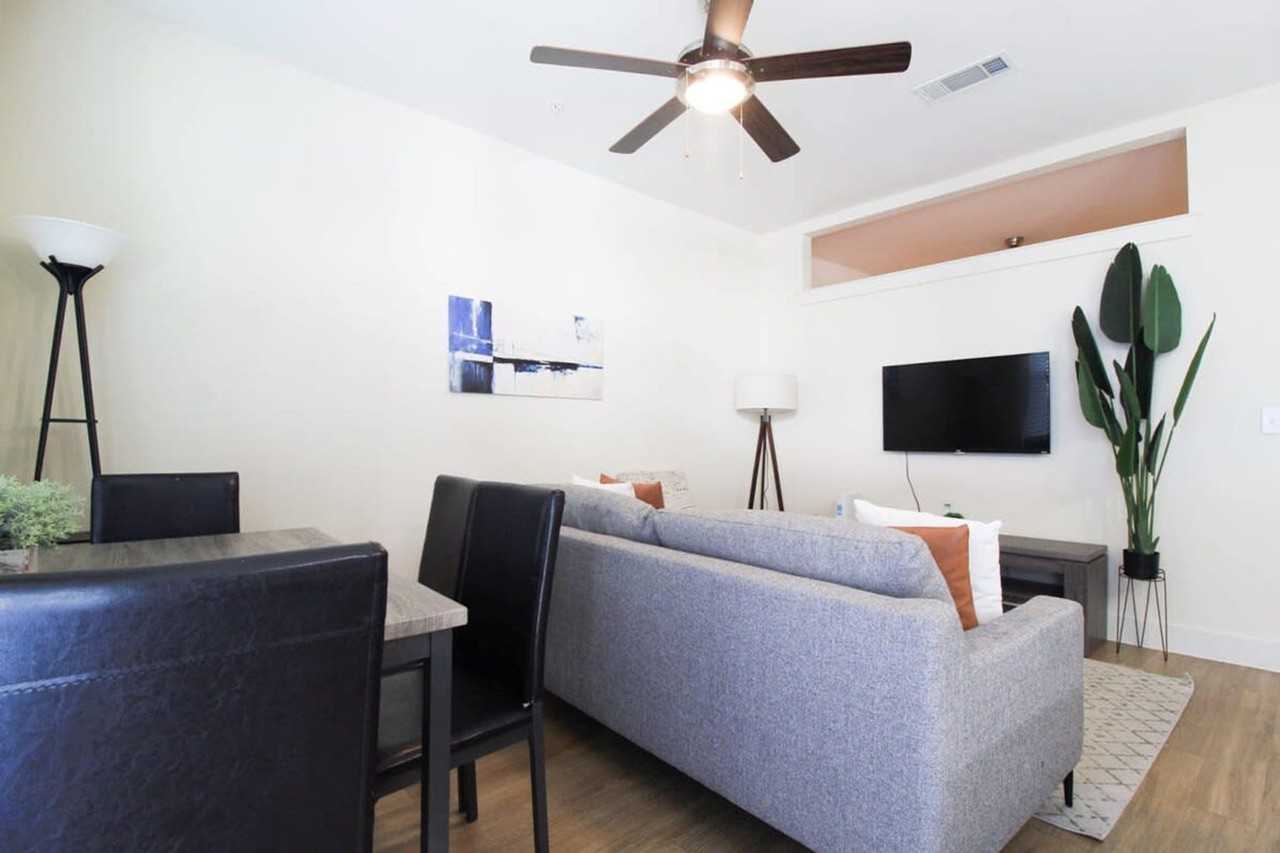 1957 Fountain View Dr #1391603P - Photo 3 of 10