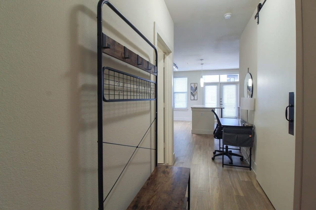 1957 Fountain View Dr #1391603P - Photo 7 of 10