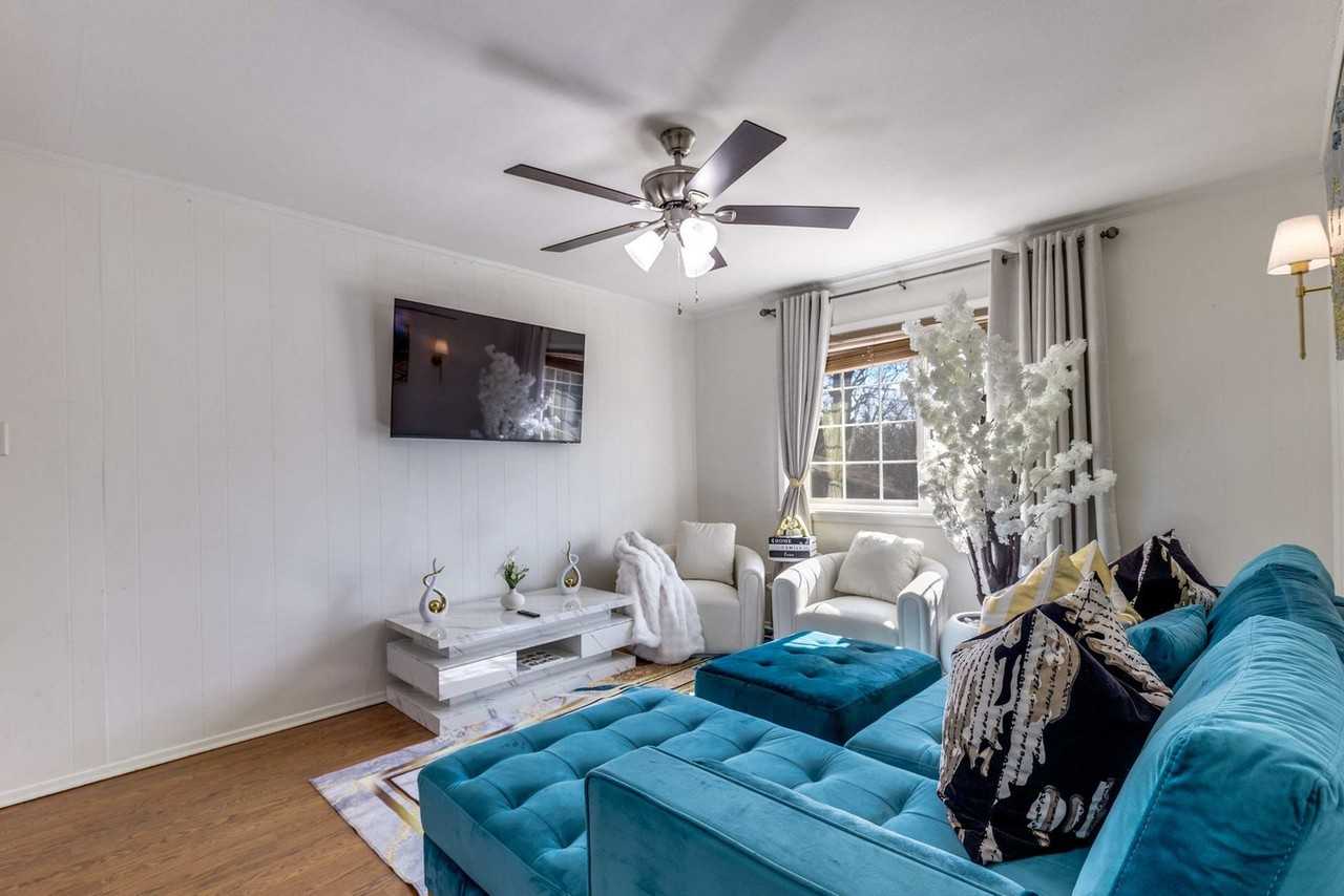 216 Mitchell St #1382456P - Photo 2 of 10