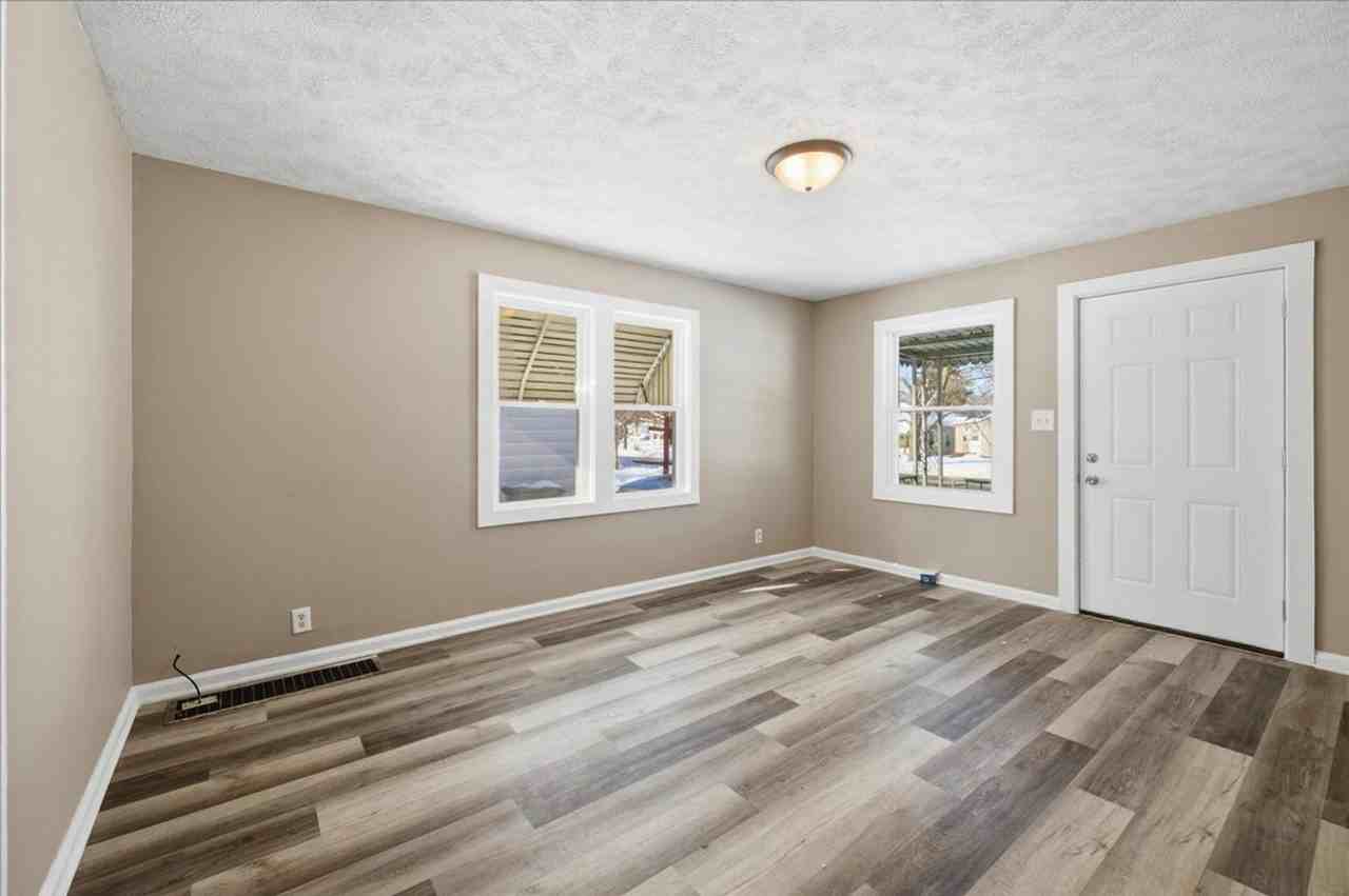 4721 E 16th St - Photo 3 of 12