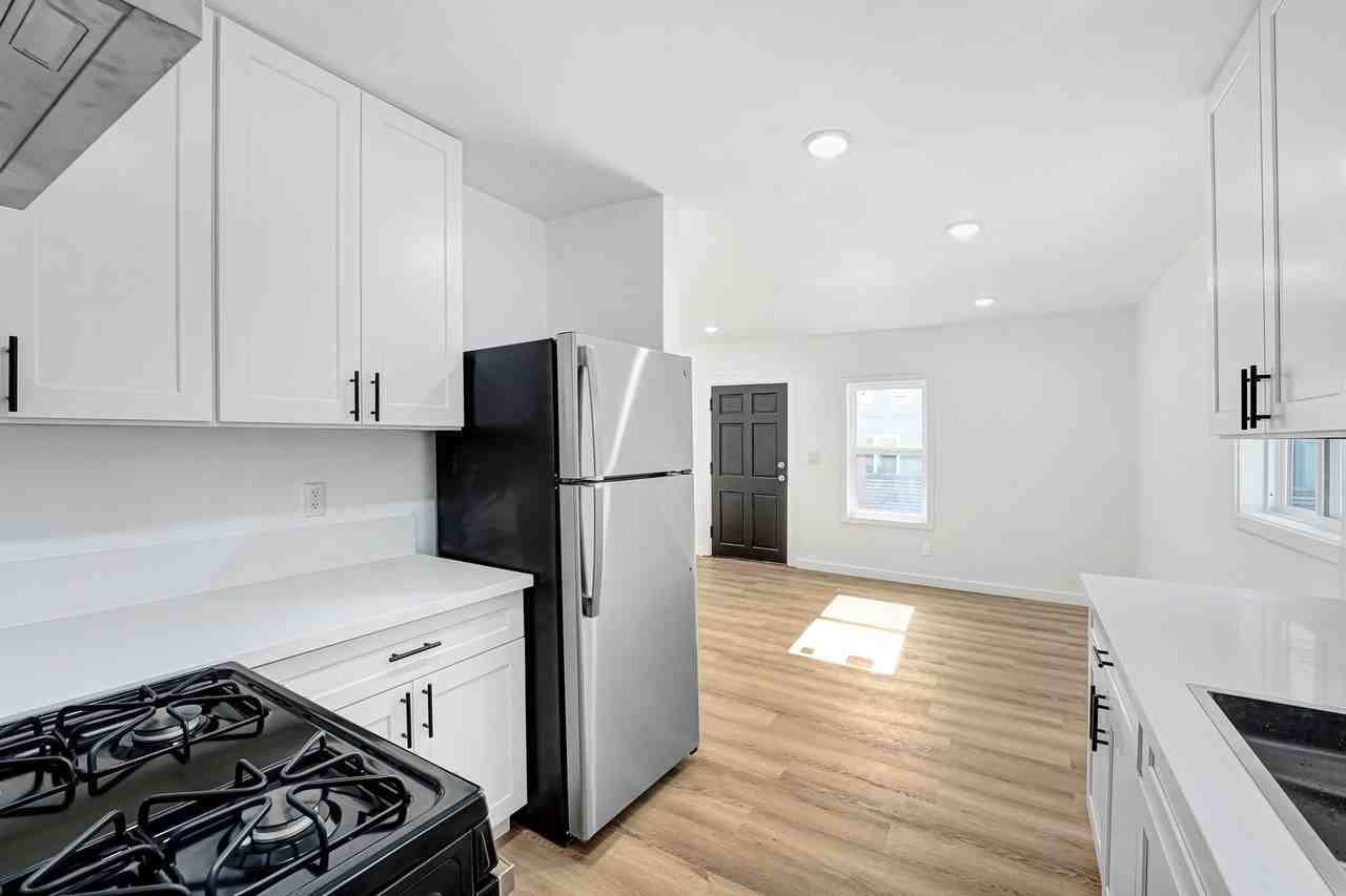 1142 N Mariposa Ave - Photo 2 of 12