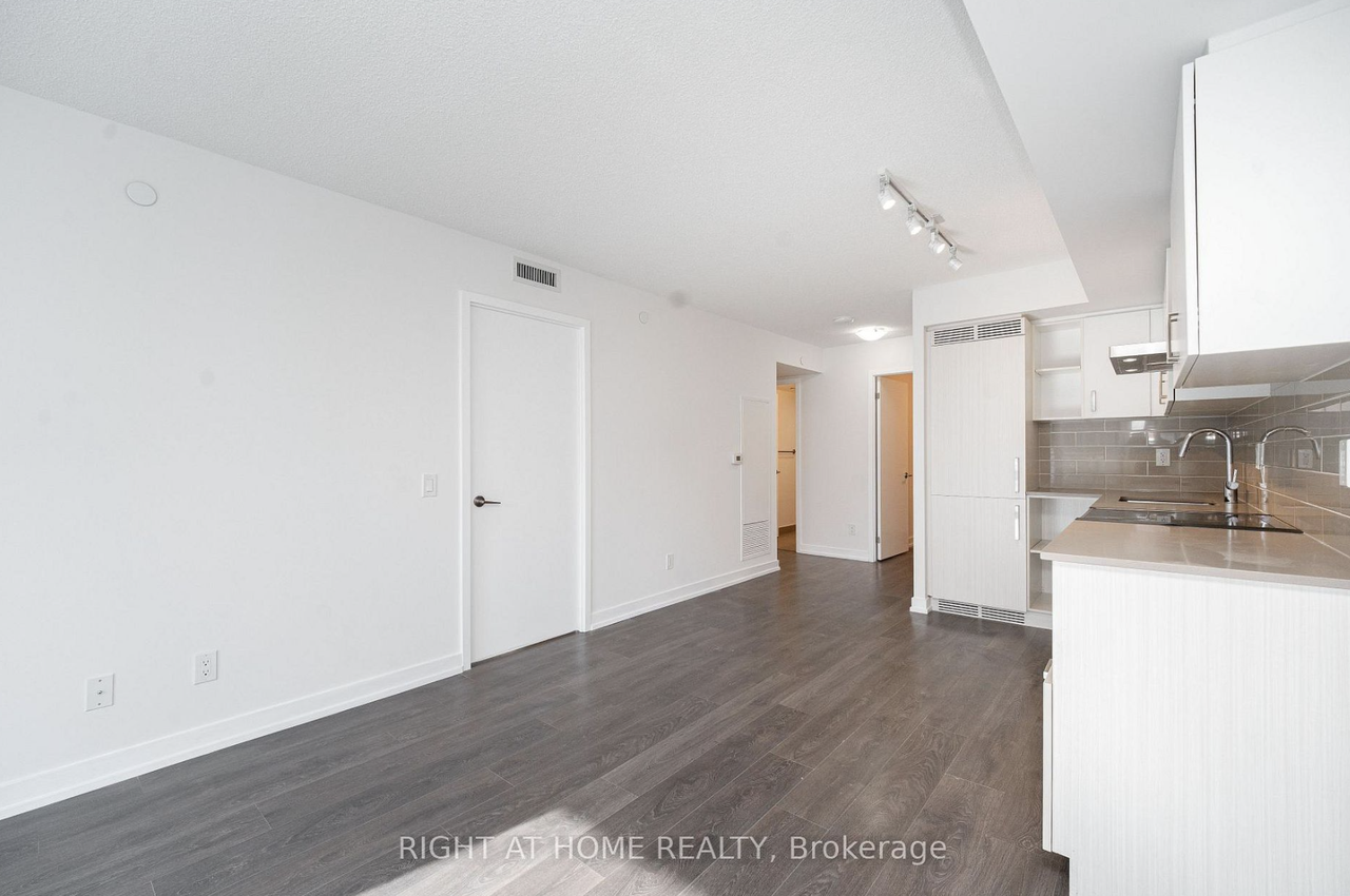 125 Redpath Avenue #602 - Photo 7 of 11