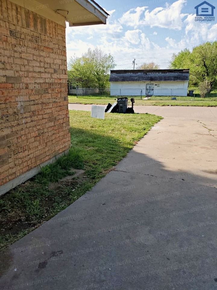 1217 Sw Wisconsin Ave - Photo 4 of 16