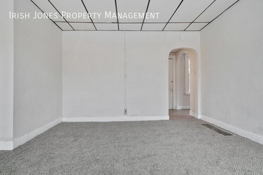 476 Niagara St #2 - Photo 7 of 11