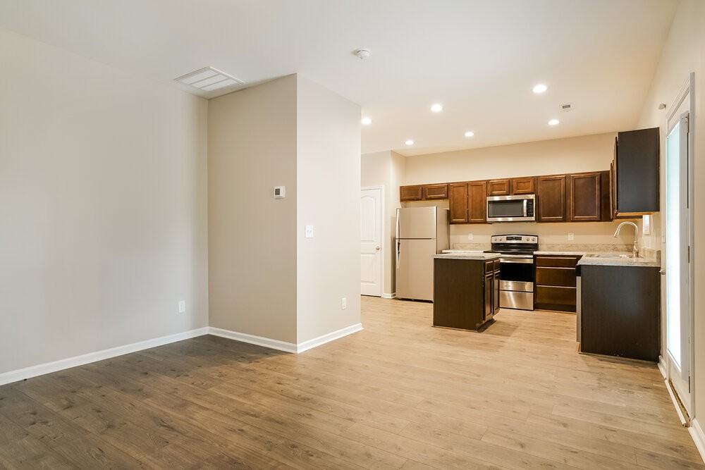 105 Oakdale Ave - Photo 4 of 17