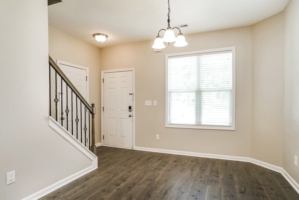 105 Oakdale Ave - Photo 5 of 17