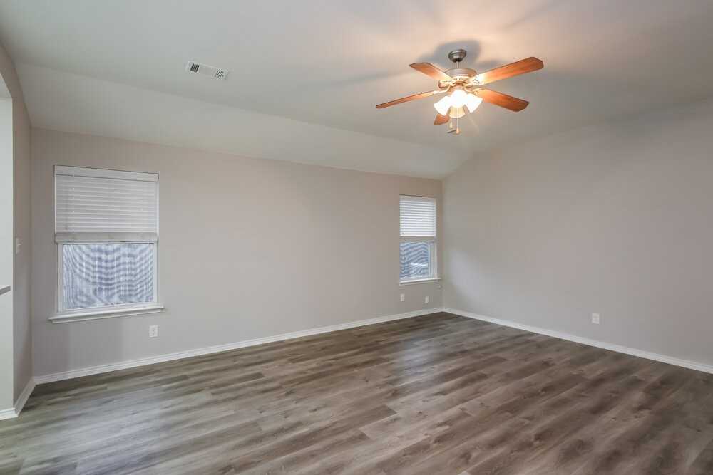 258 Kennedy Dr - Photo 3 of 16