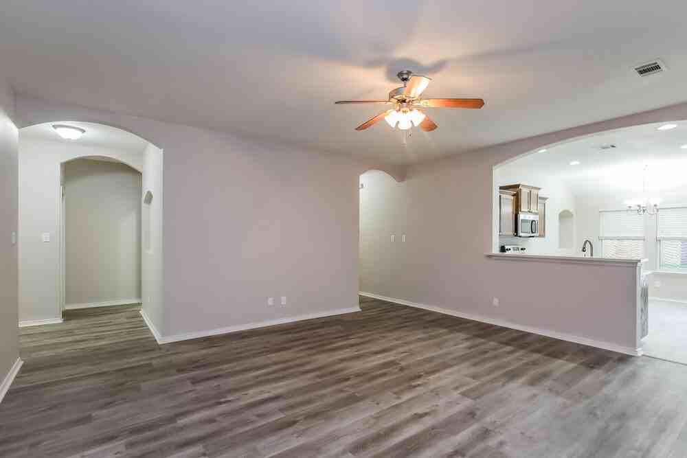 258 Kennedy Dr - Photo 5 of 16