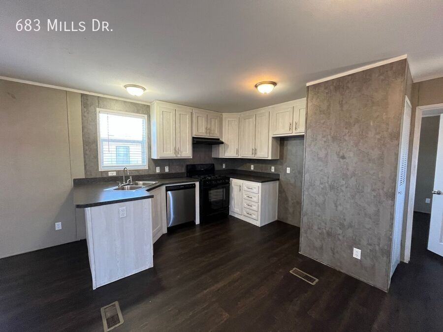 683 Mills Dr - Photo 4 of 8