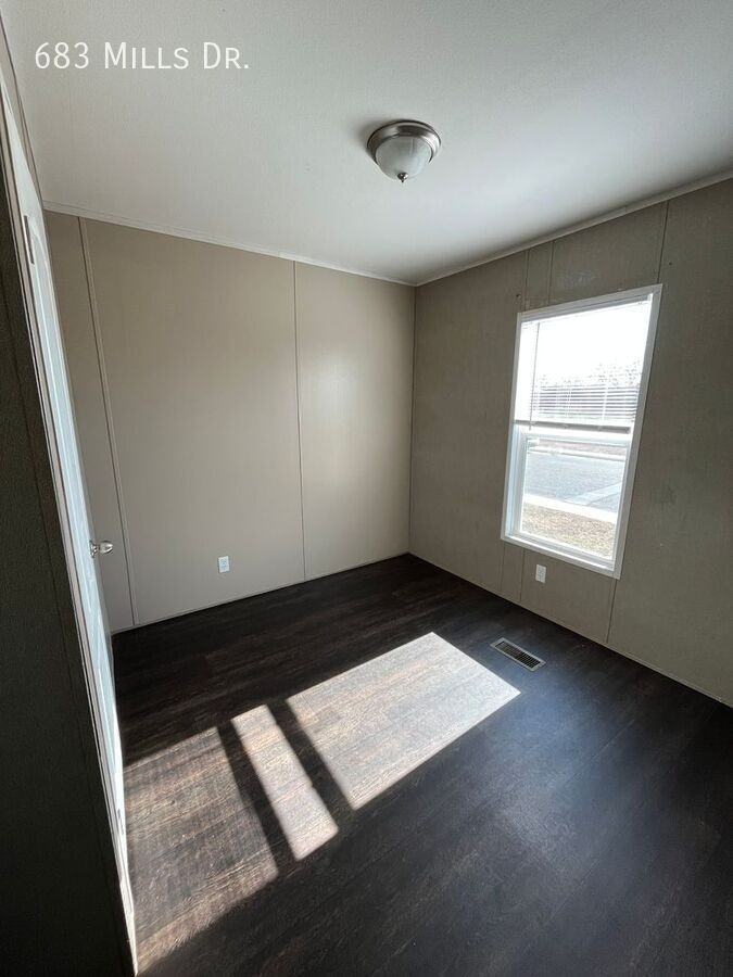 683 Mills Dr - Photo 6 of 8