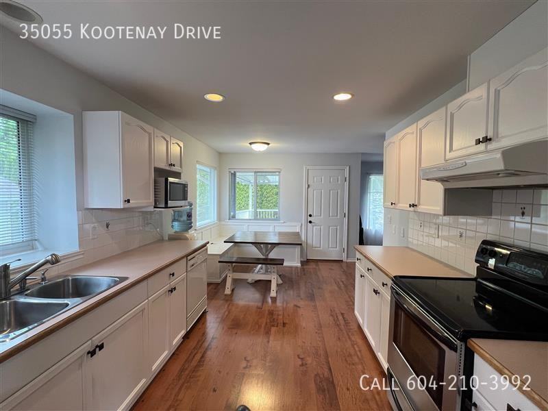 35055 Kootenay Dr - Photo 4 of 28