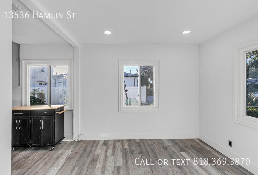 13536 Hamlin St - Photo 6 of 35