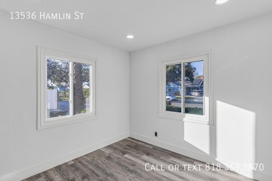 13536 Hamlin St - Photo 7 of 35