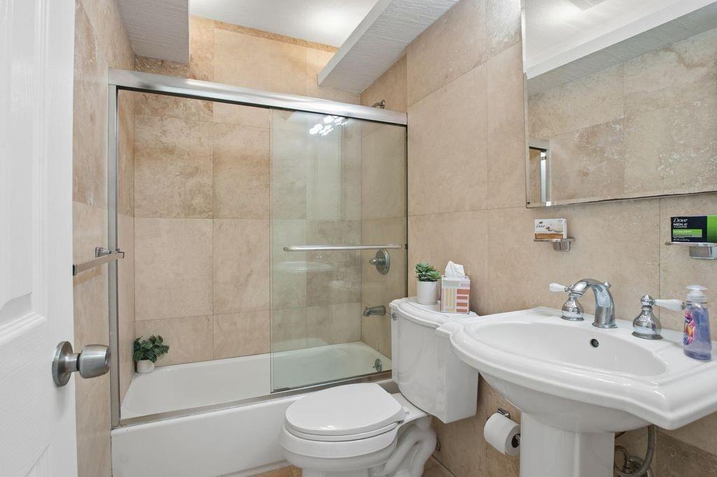 1900 Ne 46th St #1900A6 - Photo 6 of 11