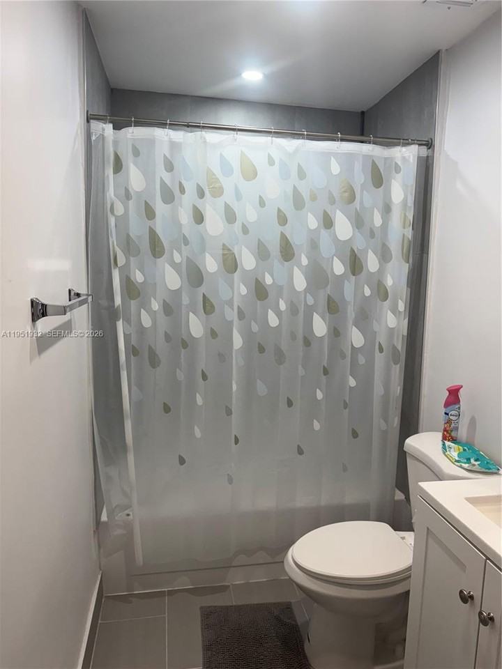 5482 Lakewood Cir S #5482B