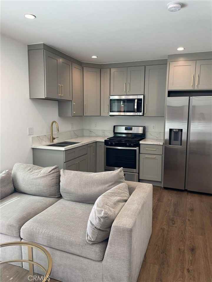 23519 Aetna St #23519 - Photo 4 of 12