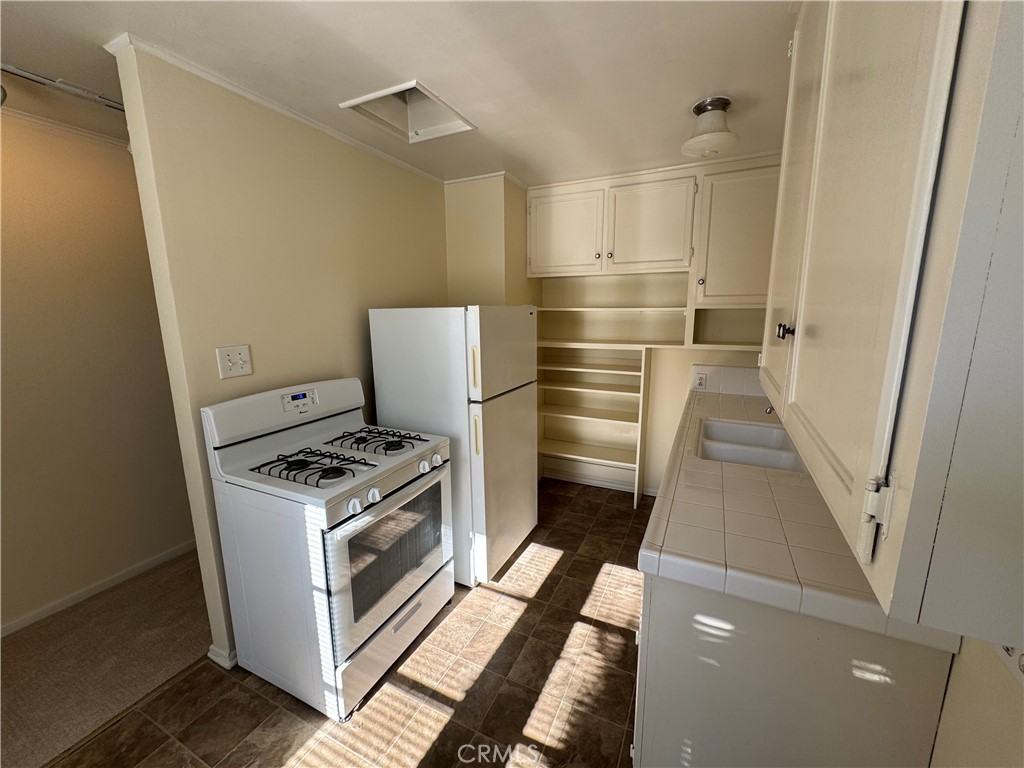 569 Blumont St #569 - Photo 6 of 28