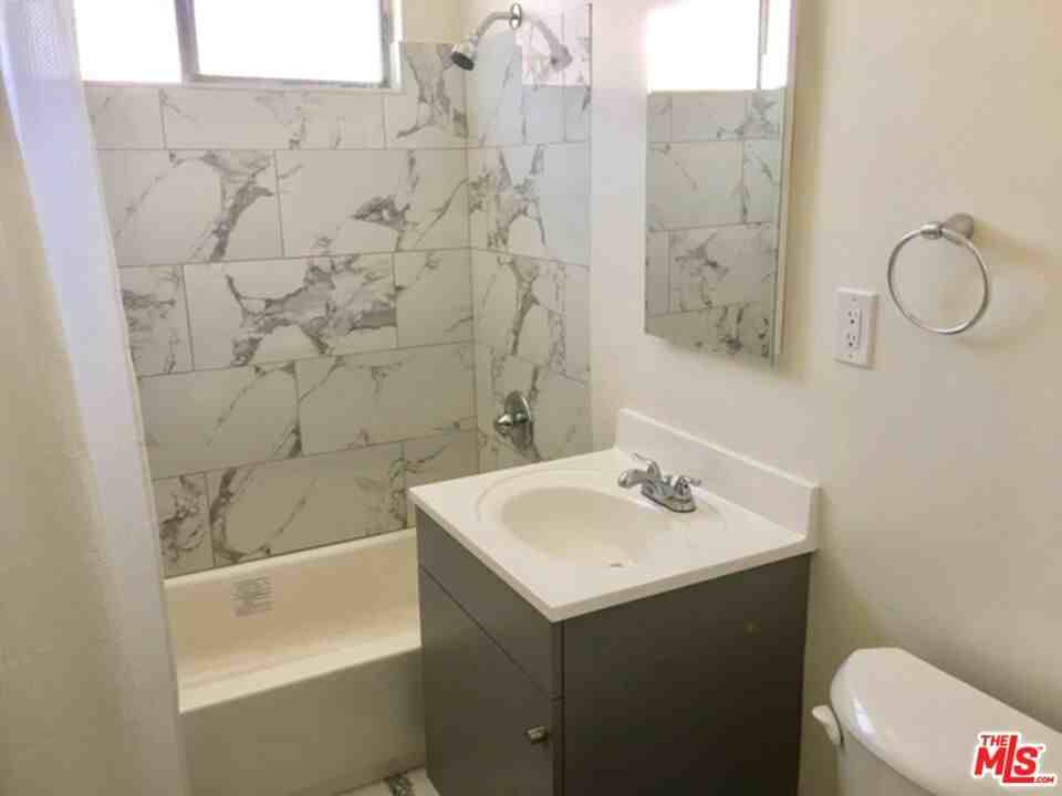 1353 W 36th Pl #1353-3 - Photo 5 of 9