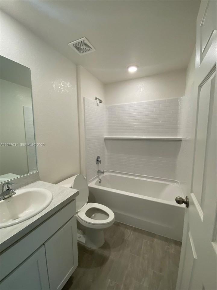 328 Ne 21st St #328 - Photo 4 of 6