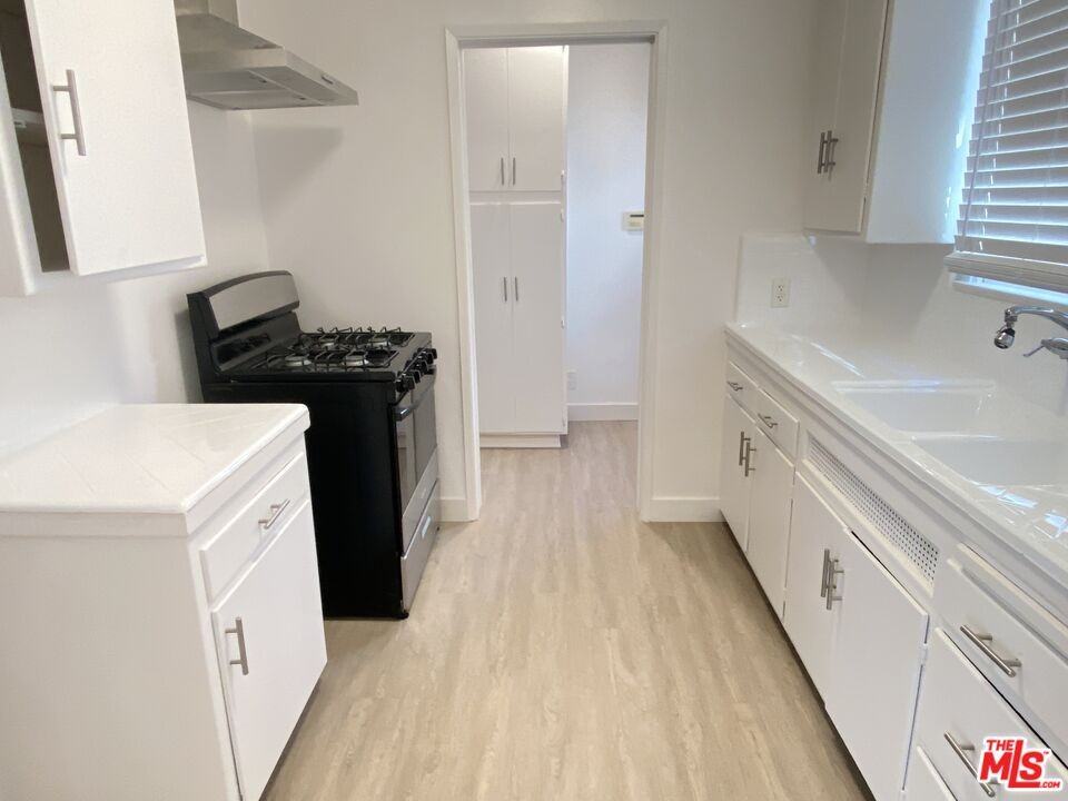 2616 S Barrington Ave #2616 - Photo 6 of 15