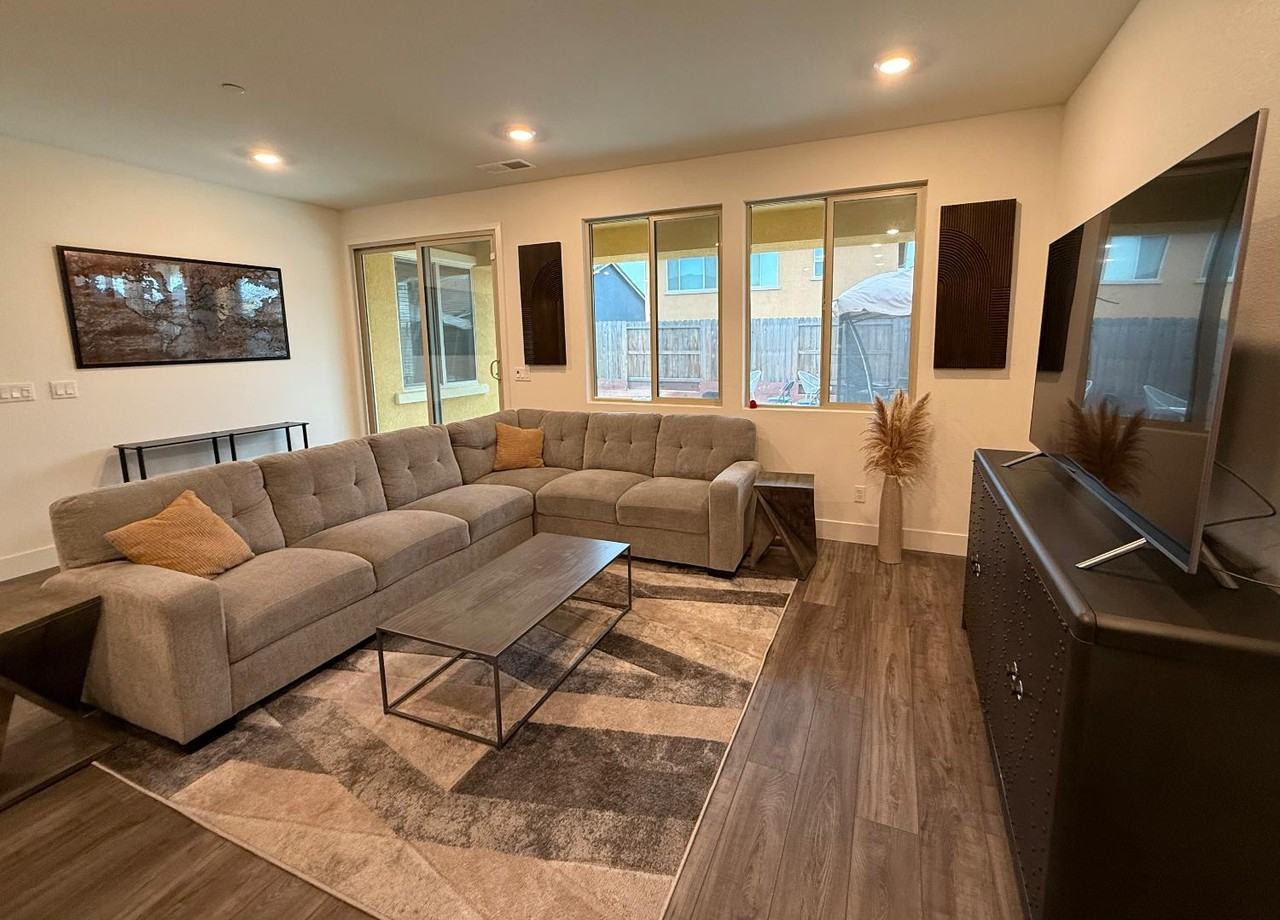 12818 Knightsbrook Ave #12818 - Photo 2 of 10