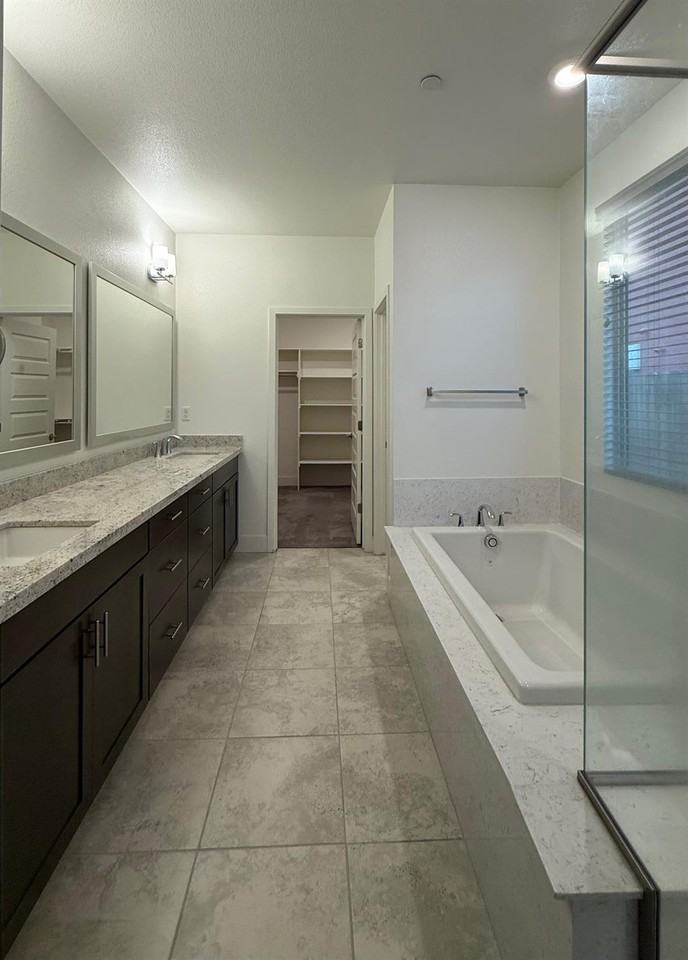 12818 Knightsbrook Ave #12818 - Photo 4 of 10