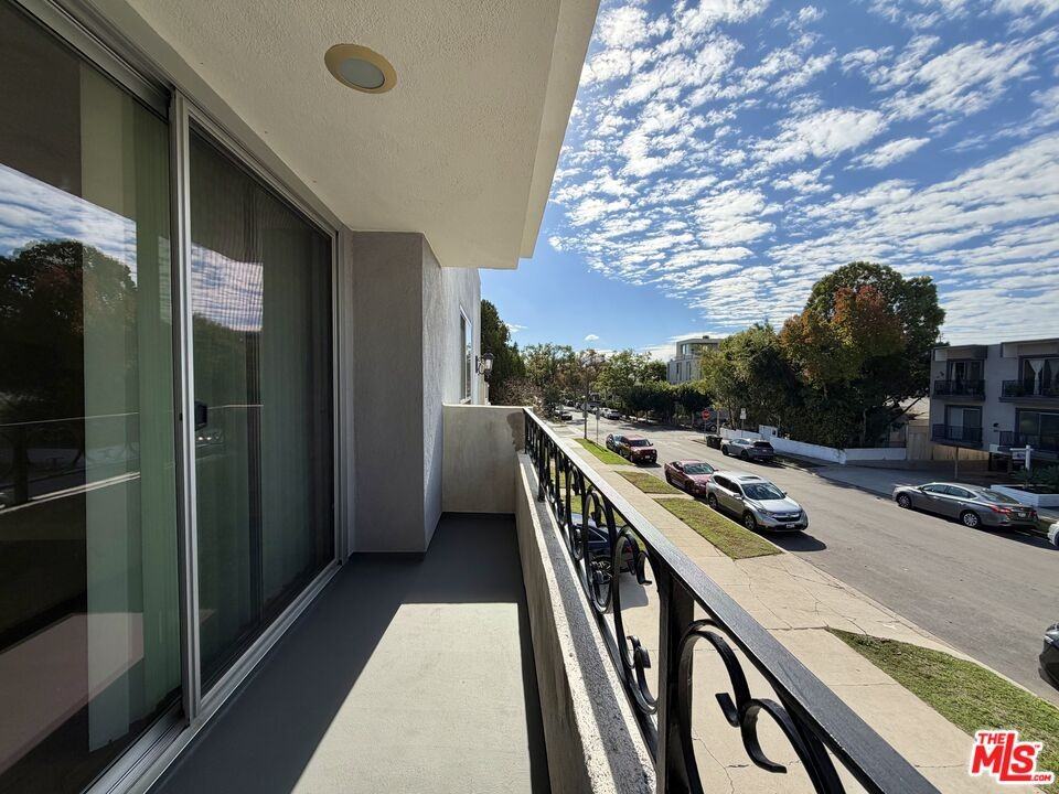 812 N Alfred St #812-3 - Photo 3 of 24