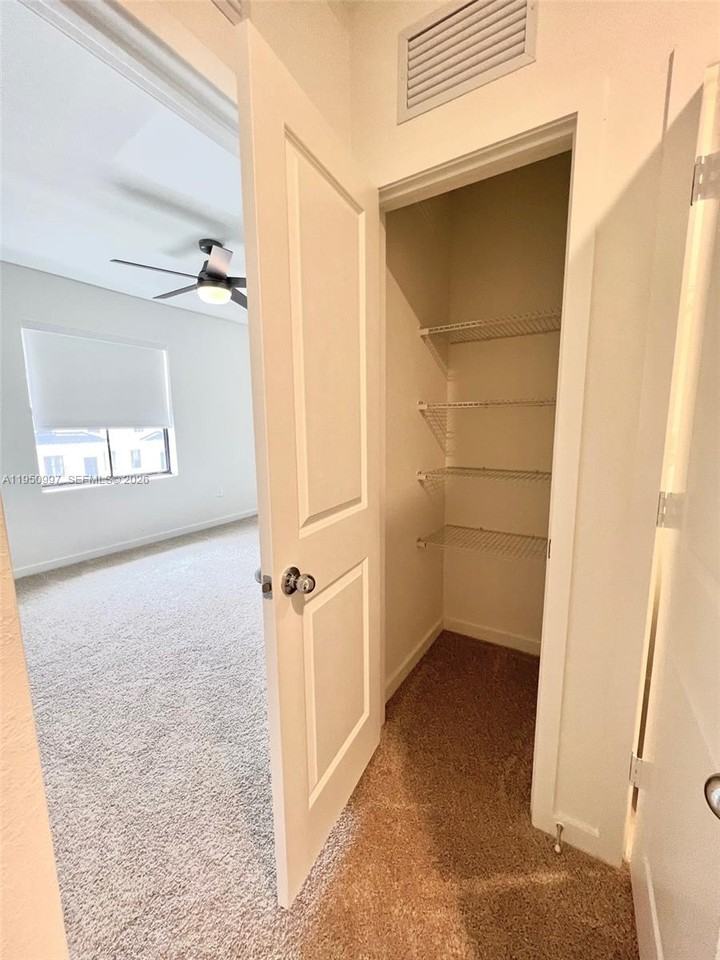 429 Ne 12th St #429 - Photo 2 of 31