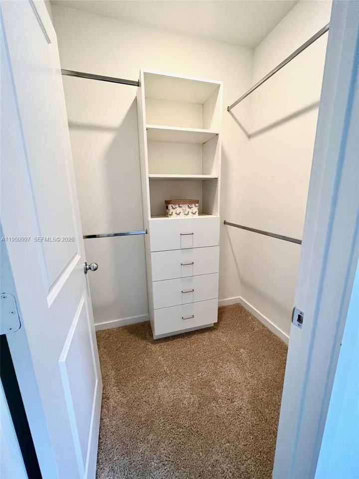 429 Ne 12th St #429 - Photo 4 of 31