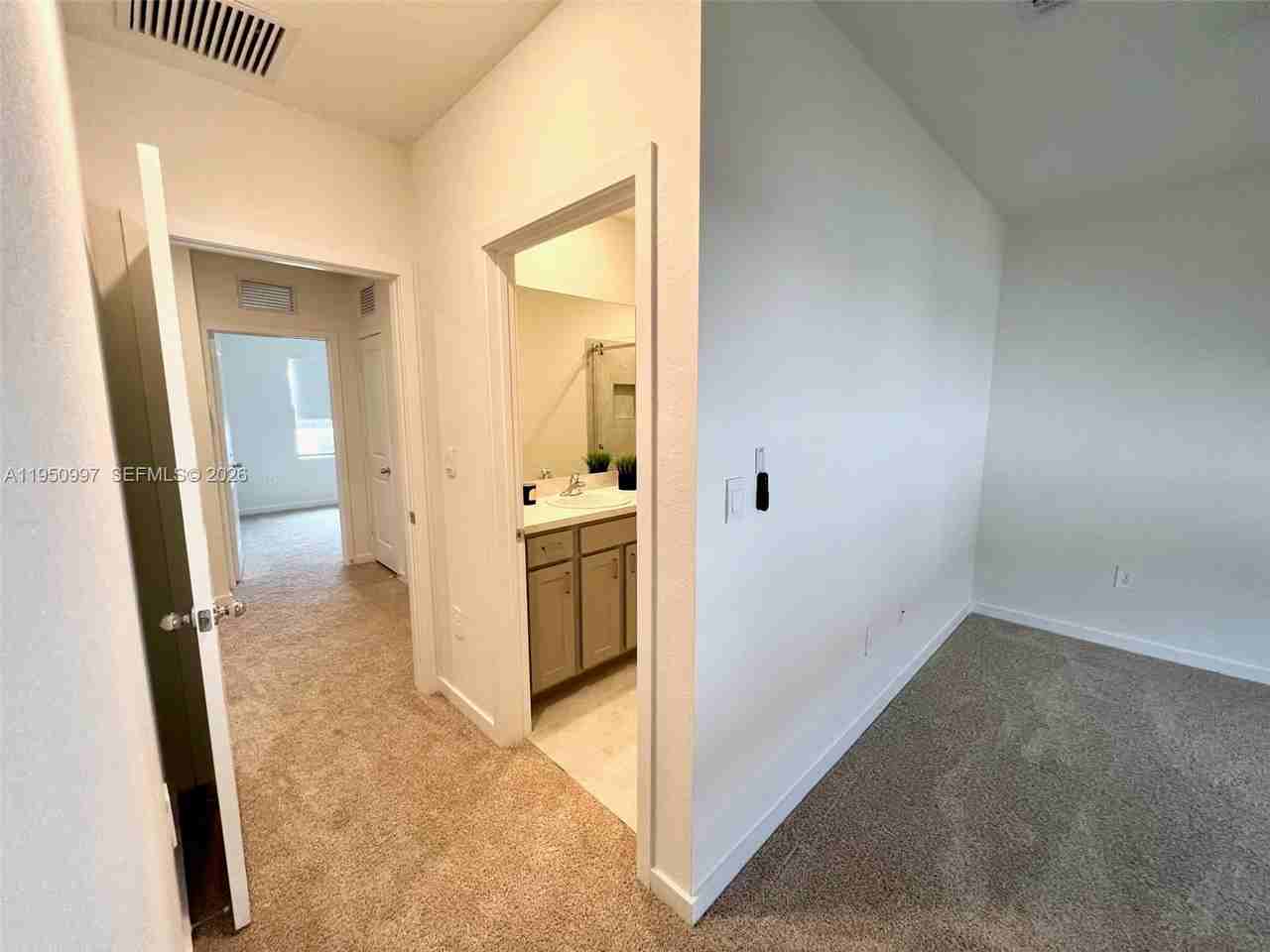 429 Ne 12th St #429 - Photo 5 of 31