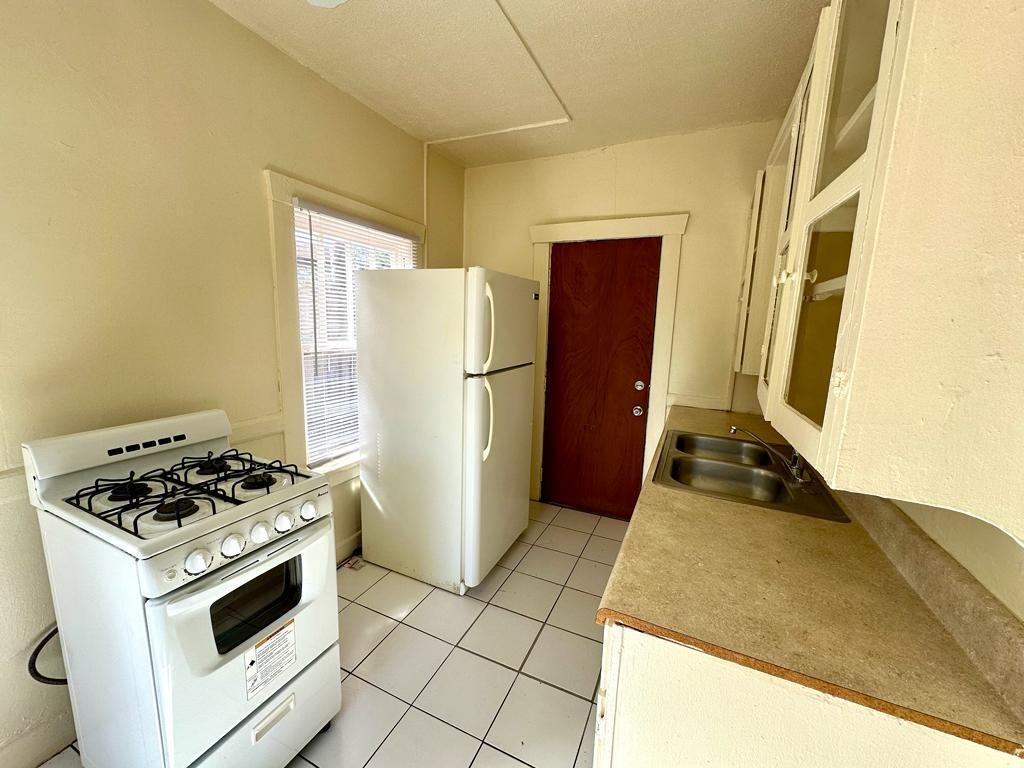 2010 Broward Ave #2010-4 - Photo 4 of 6