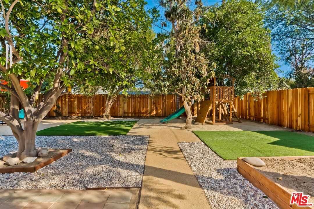 7236 Encino Ave #7236