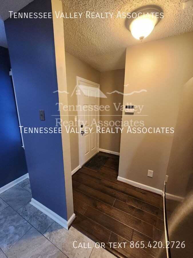 433 Bramblewood Ln - Photo 3 of 20