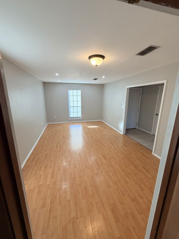 406 Sheila Blvd - Photo 3 of 13