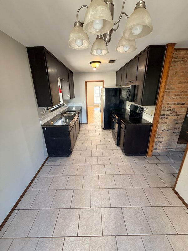 406 Sheila Blvd - Photo 4 of 13