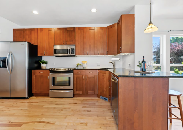 3131 Ne Wasco St - Photo 5 of 20