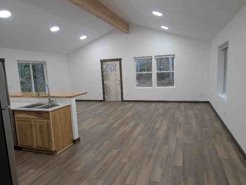 320 S Toutle Rd #3 - Photo 3 of 17