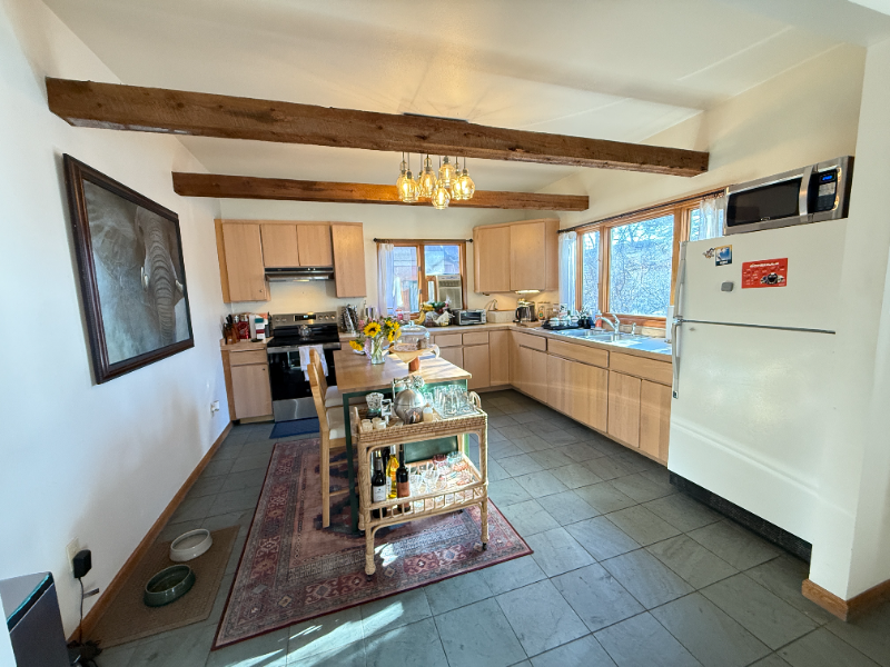 557 Pearl St - Photo 4 of 18