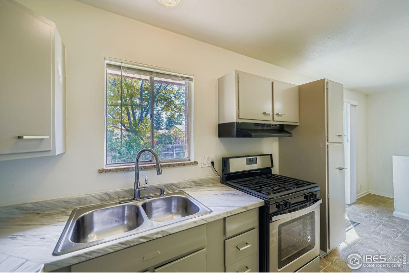 730 32nd St - Photo 5 of 20