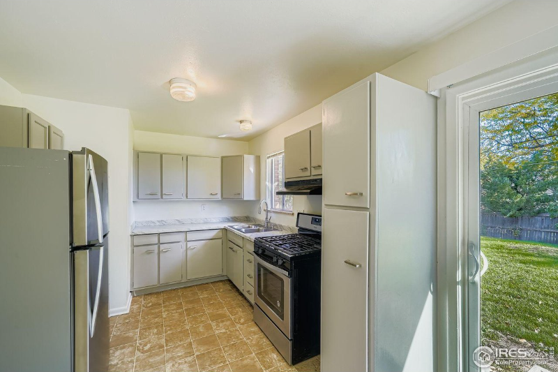 730 32nd St - Photo 6 of 20