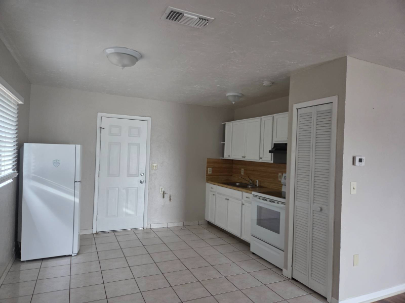 320 Blanco Ct - Photo 3 of 6
