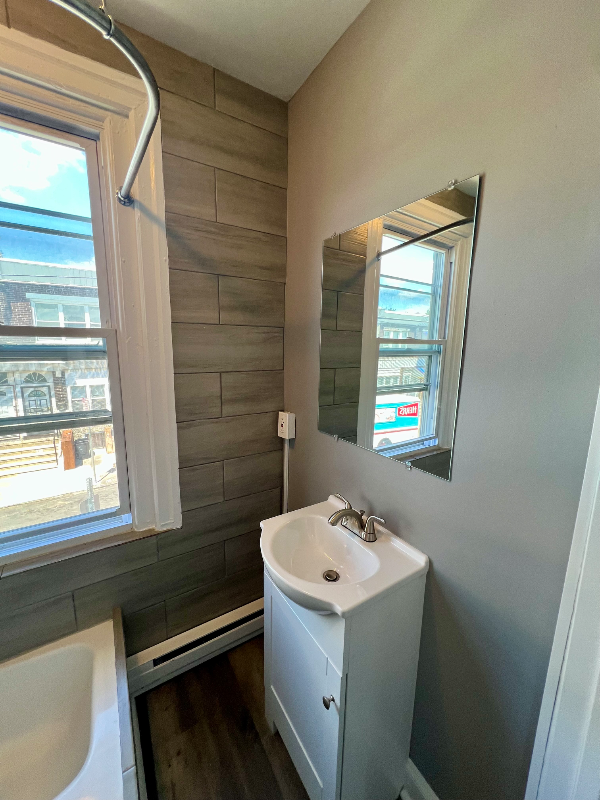 904 E Tioga St #1 - Photo 6 of 11