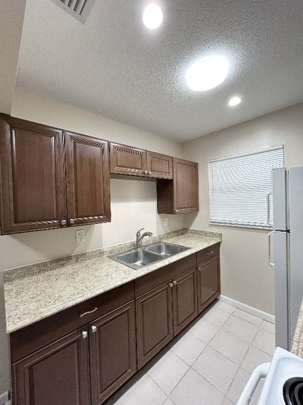 1611 Green Ln #6 - Photo 3 of 20