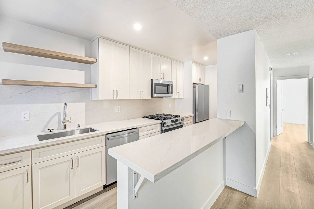 10310 Regent - Photo 3 of 22