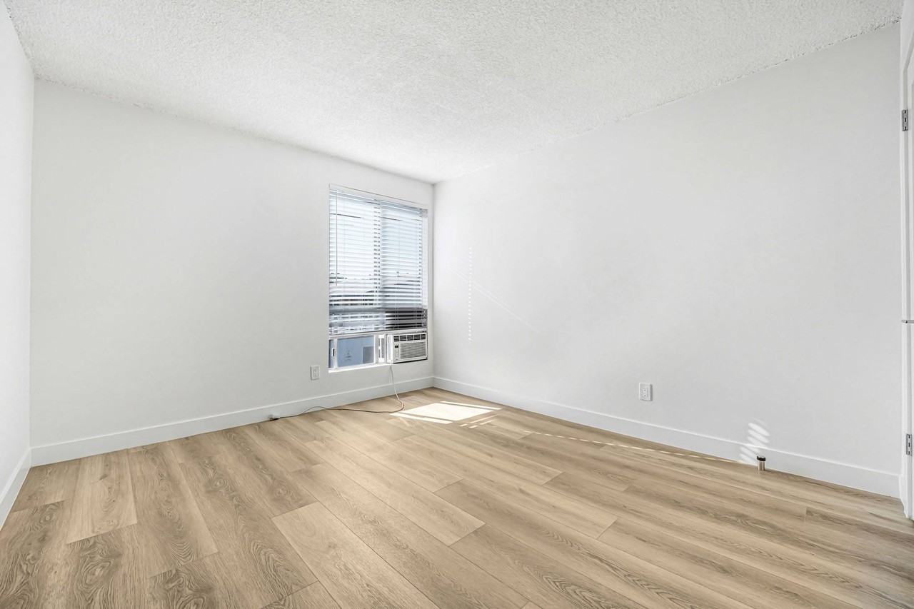 10310 Regent - Photo 5 of 22