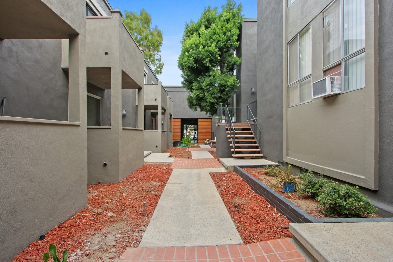 10310 Regent - Photo 3 of 3